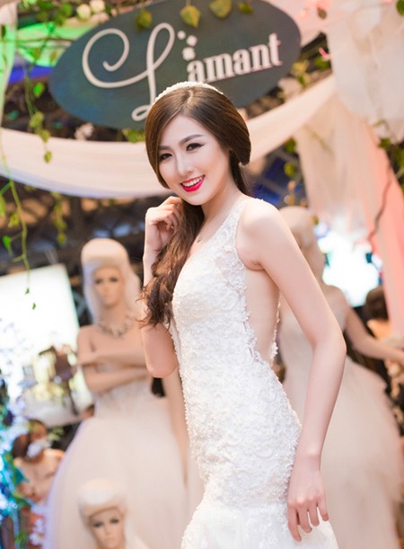 Á hậu Tú Anh khéo khoe vòng 1 căng tròn cùng váy cưới ảnh 8 Á hậu Tú Anh khéo khoe vòng 1 căng tròn cùng váy cưới ảnh 8