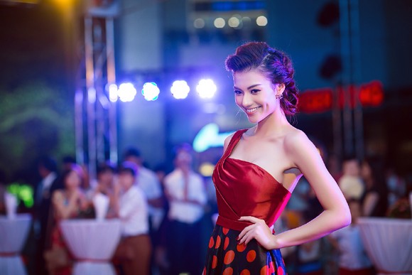 Hồng Quế lưng trần gợi cảm dự sự kiện tại Hà Nội ảnh 1 Hồng Quế lưng trần gợi cảm dự sự kiện tại Hà Nội ảnh 1