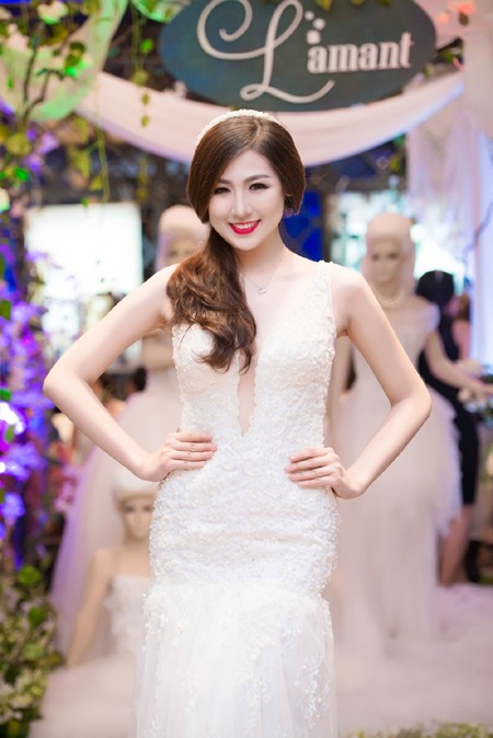 Á hậu Tú Anh khéo khoe vòng 1 căng tròn cùng váy cưới ảnh 5 Á hậu Tú Anh khéo khoe vòng 1 căng tròn cùng váy cưới ảnh 5