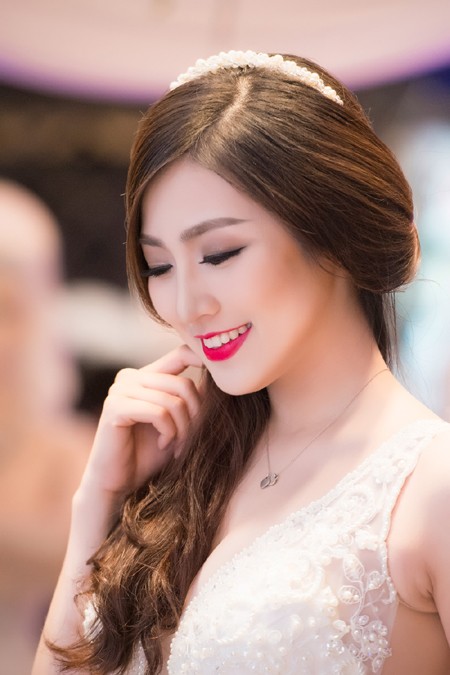 Á hậu Tú Anh khéo khoe vòng 1 căng tròn cùng váy cưới ảnh 9 Á hậu Tú Anh khéo khoe vòng 1 căng tròn cùng váy cưới ảnh 9