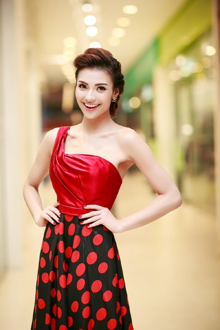Hồng Quế lưng trần gợi cảm dự sự kiện tại Hà Nội ảnh 7 Hồng Quế lưng trần gợi cảm dự sự kiện tại Hà Nội ảnh 7