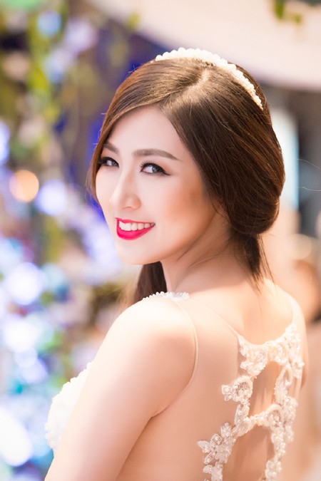 Á hậu Tú Anh khéo khoe vòng 1 căng tròn cùng váy cưới ảnh 4 Á hậu Tú Anh khéo khoe vòng 1 căng tròn cùng váy cưới ảnh 4