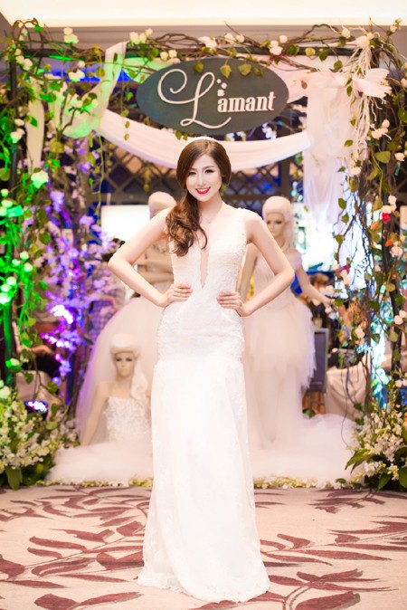 Á hậu Tú Anh khéo khoe vòng 1 căng tròn cùng váy cưới ảnh 3 Á hậu Tú Anh khéo khoe vòng 1 căng tròn cùng váy cưới ảnh 3