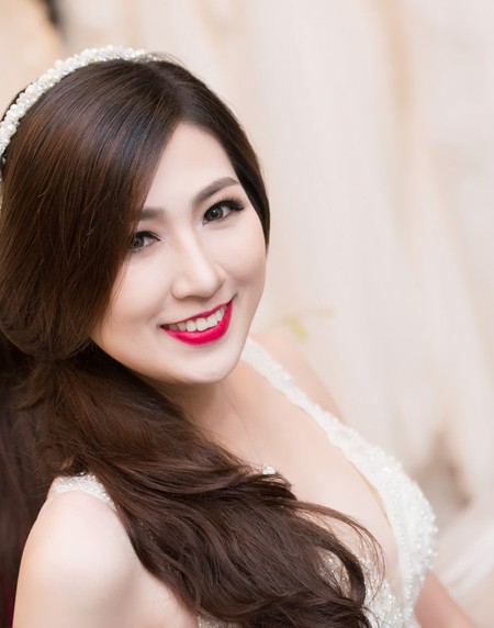 Á hậu Tú Anh khéo khoe vòng 1 căng tròn cùng váy cưới ảnh 2 Á hậu Tú Anh khéo khoe vòng 1 căng tròn cùng váy cưới ảnh 2