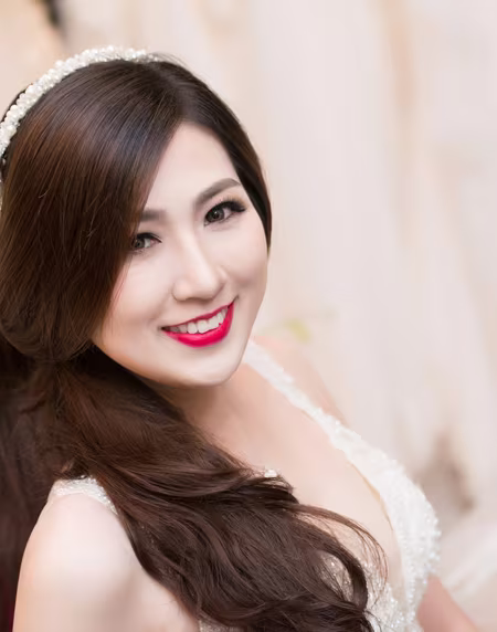 Á hậu Tú Anh khéo khoe vòng 1 căng tròn cùng váy cưới ảnh 2 Á hậu Tú Anh khéo khoe vòng 1 căng tròn cùng váy cưới ảnh 2