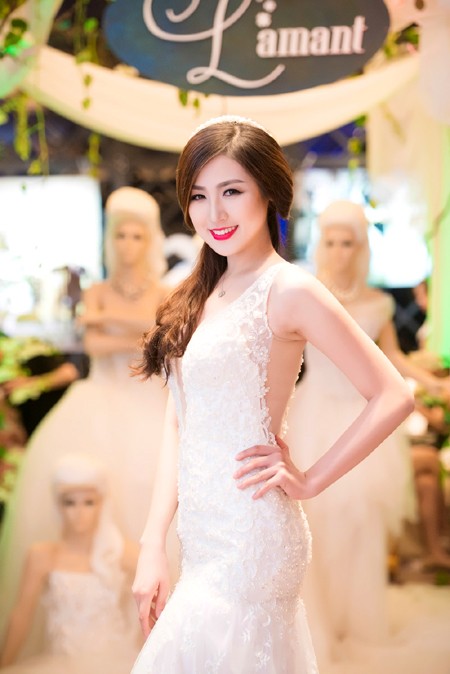 Á hậu Tú Anh khéo khoe vòng 1 căng tròn cùng váy cưới ảnh 7 Á hậu Tú Anh khéo khoe vòng 1 căng tròn cùng váy cưới ảnh 7