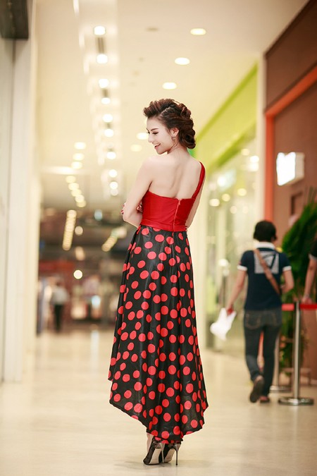 Hồng Quế lưng trần gợi cảm dự sự kiện tại Hà Nội ảnh 5 Hồng Quế lưng trần gợi cảm dự sự kiện tại Hà Nội ảnh 5