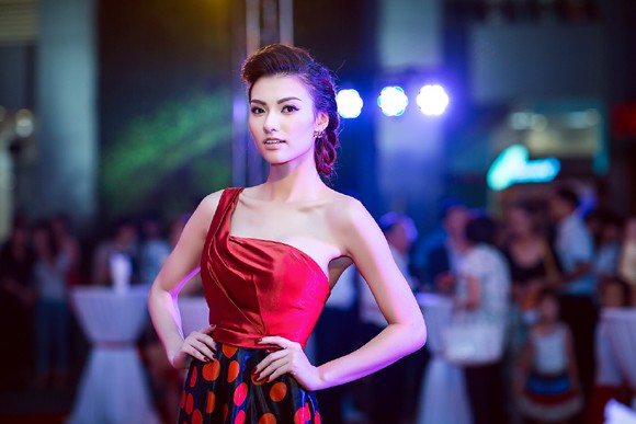 Hồng Quế lưng trần gợi cảm dự sự kiện tại Hà Nội ảnh 2 Hồng Quế lưng trần gợi cảm dự sự kiện tại Hà Nội ảnh 2