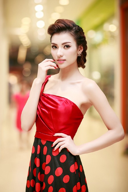 Hồng Quế lưng trần gợi cảm dự sự kiện tại Hà Nội ảnh 8 Hồng Quế lưng trần gợi cảm dự sự kiện tại Hà Nội ảnh 8