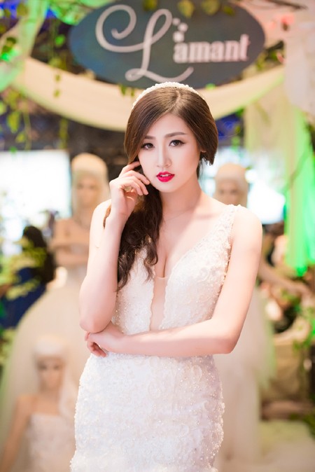 Á hậu Tú Anh khéo khoe vòng 1 căng tròn cùng váy cưới ảnh 6 Á hậu Tú Anh khéo khoe vòng 1 căng tròn cùng váy cưới ảnh 6