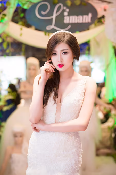 Á hậu Tú Anh khéo khoe vòng 1 căng tròn cùng váy cưới ảnh 6 Á hậu Tú Anh khéo khoe vòng 1 căng tròn cùng váy cưới ảnh 6