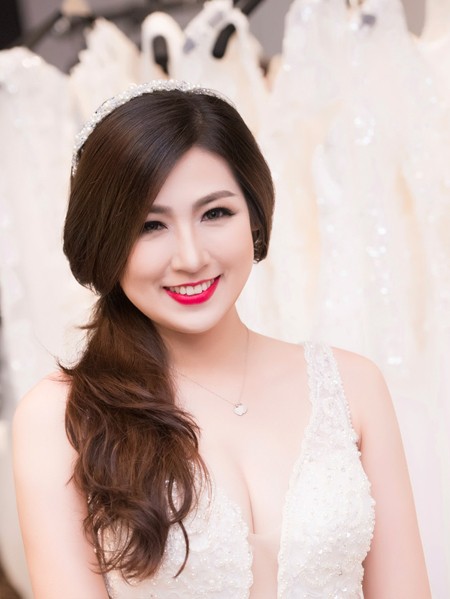 Á hậu Tú Anh khéo khoe vòng 1 căng tròn cùng váy cưới ảnh 1 Á hậu Tú Anh khéo khoe vòng 1 căng tròn cùng váy cưới ảnh 1