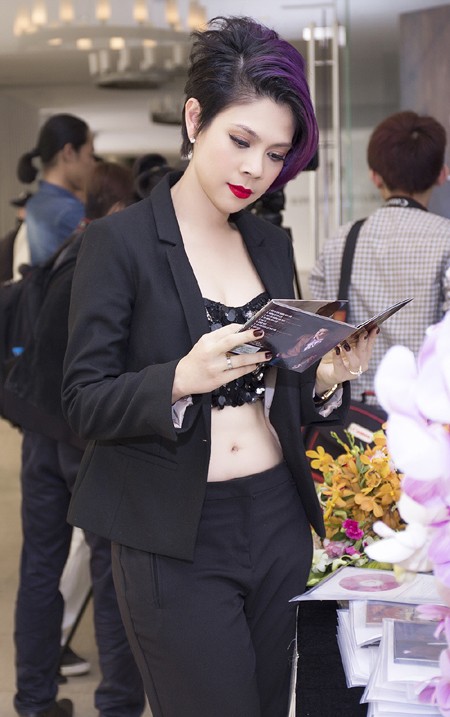 Thanh Thảo ăn diện gợi cảm làm MC ra mắt album cho ca sĩ Quang Dũng ảnh 2 Thanh Thảo ăn diện gợi cảm làm MC ra mắt album cho ca sĩ Quang Dũng ảnh 2
