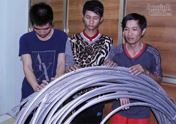Nửa đêm, nhân viên công ty ôm trộm cáp điện đi bán ảnh 1 Nửa đêm, nhân viên công ty ôm trộm cáp điện đi bán ảnh 1