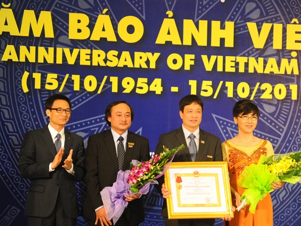 Báo ảnh Việt Nam đón nhận Huân chương Lao động hạng Ba ảnh 1 Báo ảnh Việt Nam đón nhận Huân chương Lao động hạng Ba ảnh 1
