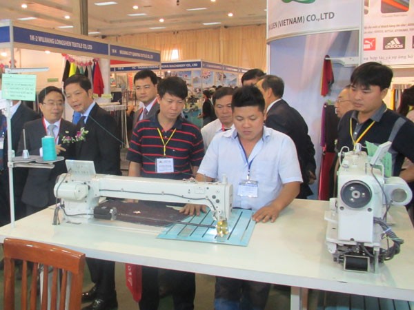 Trên 100 doanh nghiệp tham gia triển lãm thiết bị dệt may ảnh 2 Trên 100 doanh nghiệp tham gia triển lãm thiết bị dệt may ảnh 2
