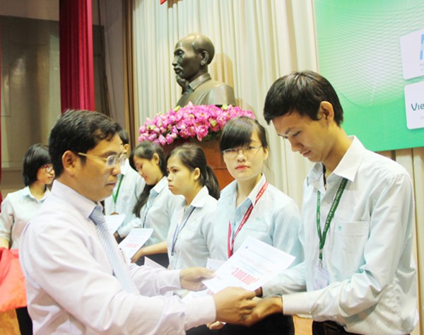 HDBank tặng học bổng cho sinh viên ảnh 1 HDBank tặng học bổng cho sinh viên ảnh 1
