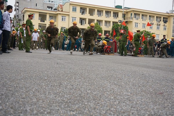 Cuộc đua tài của những “chiến sỹ” chọi với hỏa hoạn ảnh 9 Cuộc đua tài của những “chiến sỹ” chọi với hỏa hoạn ảnh 9