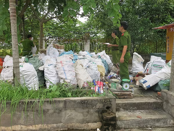 Bất chấp nguy hiểm vẫn sang chiết vài trăm bình gas mỗi ngày ảnh 3 Bất chấp nguy hiểm vẫn sang chiết vài trăm bình gas mỗi ngày ảnh 3