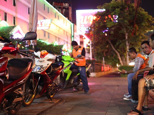 “Xe ôm chui” và nạn “bảo kê” hoành hành ảnh 1 “Xe ôm chui” và nạn “bảo kê” hoành hành ảnh 1