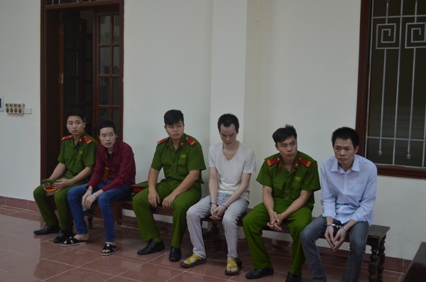 3 anh em ruột cùng hầu tòa ảnh 2 3 anh em ruột cùng hầu tòa ảnh 2
