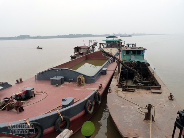 Liên tiếp bắt giữ nhiều tàu “cát tặc” sục sạo lòng sông ảnh 2 Liên tiếp bắt giữ nhiều tàu “cát tặc” sục sạo lòng sông ảnh 2