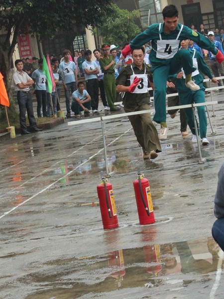 Thót tim những hình ảnh diễn tập cứu nạn từ thang dây ảnh 11 Thót tim những hình ảnh diễn tập cứu nạn từ thang dây ảnh 11