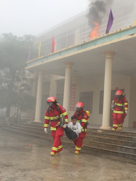 Thót tim những hình ảnh diễn tập cứu nạn từ thang dây ảnh 4 Thót tim những hình ảnh diễn tập cứu nạn từ thang dây ảnh 4
