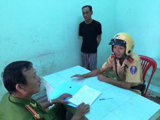 CSGT bắt tên cướp cứa cổ người dân, giật ĐTDĐ ảnh 2 CSGT bắt tên cướp cứa cổ người dân, giật ĐTDĐ ảnh 2