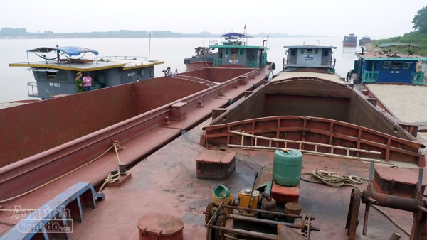 Liên tiếp bắt giữ nhiều tàu “cát tặc” sục sạo lòng sông ảnh 1 Liên tiếp bắt giữ nhiều tàu “cát tặc” sục sạo lòng sông ảnh 1