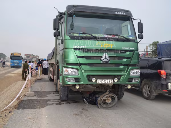 Khởi tố lái xe tải mải nghe điện thoại đâm 3 người tử vong ảnh 1 Khởi tố lái xe tải mải nghe điện thoại đâm 3 người tử vong ảnh 1