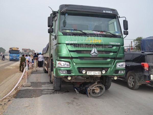 Khởi tố lái xe tải mải nghe điện thoại đâm 3 người tử vong ảnh 1 Khởi tố lái xe tải mải nghe điện thoại đâm 3 người tử vong ảnh 1