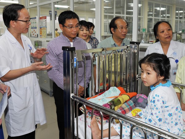 Tặng 50 triệu đồng mổ tim cho cháu Phàn Mẩy Phàn ảnh 1 Tặng 50 triệu đồng mổ tim cho cháu Phàn Mẩy Phàn ảnh 1