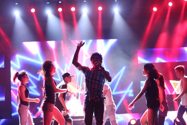 Lượng fan khủng, liveshow Đan Trường "sốt" vé ảnh 6 Lượng fan khủng, liveshow Đan Trường "sốt" vé ảnh 6