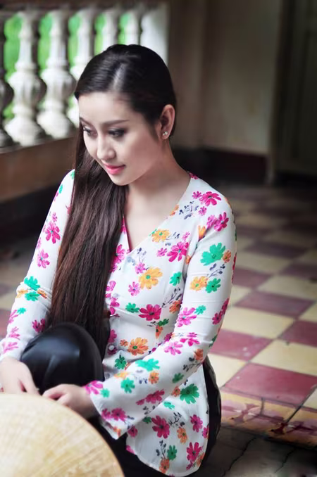 MC Kim Trang dịu dàng nón lá, áo bà ba ảnh 1 MC Kim Trang dịu dàng nón lá, áo bà ba ảnh 1