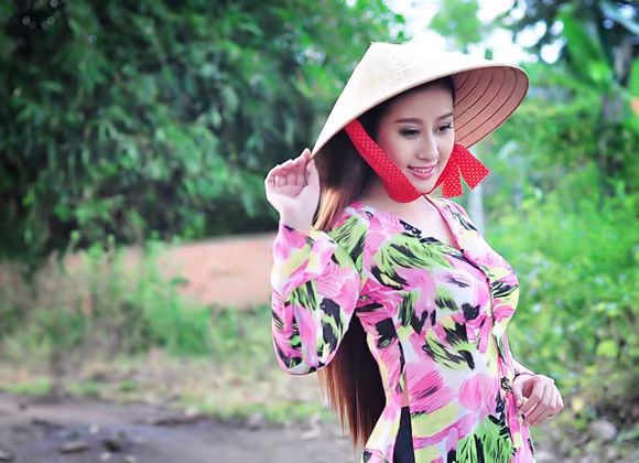 MC Kim Trang dịu dàng nón lá, áo bà ba ảnh 4 MC Kim Trang dịu dàng nón lá, áo bà ba ảnh 4