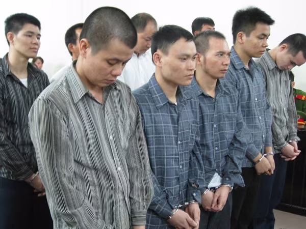 Nhóm bảo vệ chuyên “ăn” sắt vụn  ảnh 1