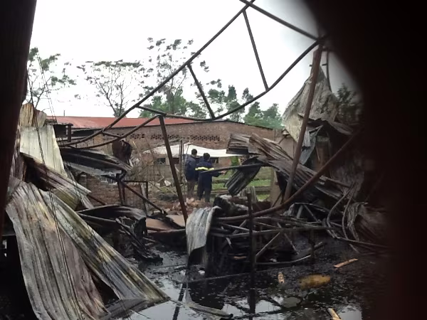 Lửa cháy tan hoang xưởng gỗ, xưởng quảng cáo ảnh 3 Lửa cháy tan hoang xưởng gỗ, xưởng quảng cáo ảnh 3