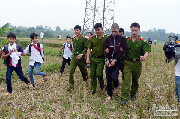 Bắt gọn tên trộm tháo cột điện cao thế đi... bán đồng nát ảnh 1 Bắt gọn tên trộm tháo cột điện cao thế đi... bán đồng nát ảnh 1