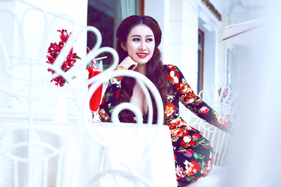 MC Kim Trang gợi cảm giữa mùa thu Sài Gòn ảnh 1 MC Kim Trang gợi cảm giữa mùa thu Sài Gòn ảnh 1