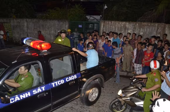 Một giờ căng thẳng trấn áp kẻ ôm bình gas tử thủ trên căn gác gỗ ảnh 1 Một giờ căng thẳng trấn áp kẻ ôm bình gas tử thủ trên căn gác gỗ ảnh 1
