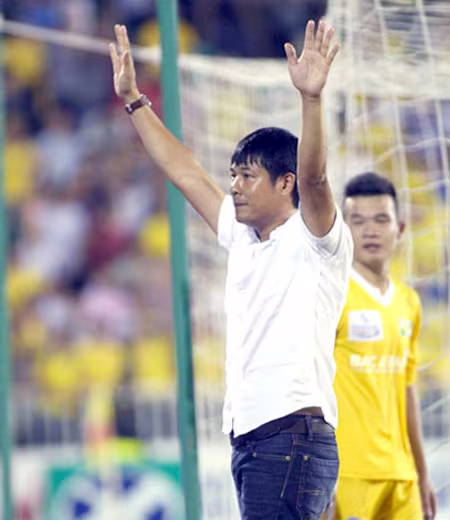 HLV Hữu Thắng nộp đơn xin nghỉ, SLNA bất lực ảnh 1