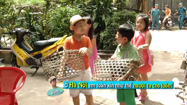 Bố con MC Phan Anh tắm cho lợn, xách giỏ đi xin đồ về nấu ăn ảnh 5 Bố con MC Phan Anh tắm cho lợn, xách giỏ đi xin đồ về nấu ăn ảnh 5