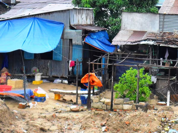 Chuyện bi hài ở nơi toàn Việt kiều sống nghèo khổ trong các “ổ chuột” ảnh 1