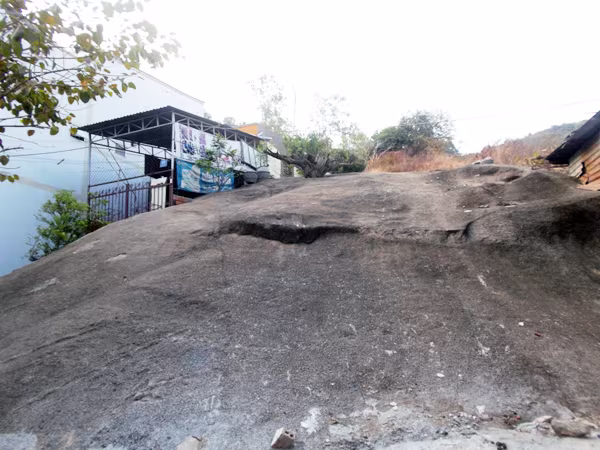 Vùng đất có hàng loạt tảng đá biết thức tỉnh lòng người ảnh 2 Vùng đất có hàng loạt tảng đá biết thức tỉnh lòng người ảnh 2