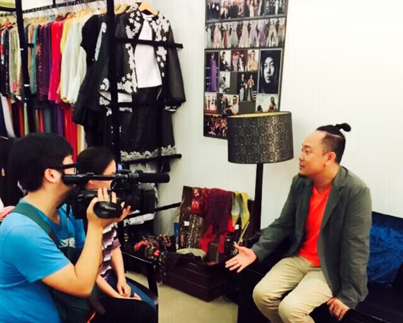 Truyền hình KBS Hàn Quốc lần thứ 3 phỏng vấn NTK Võ Việt Chung ảnh 6 Truyền hình KBS Hàn Quốc lần thứ 3 phỏng vấn NTK Võ Việt Chung ảnh 6