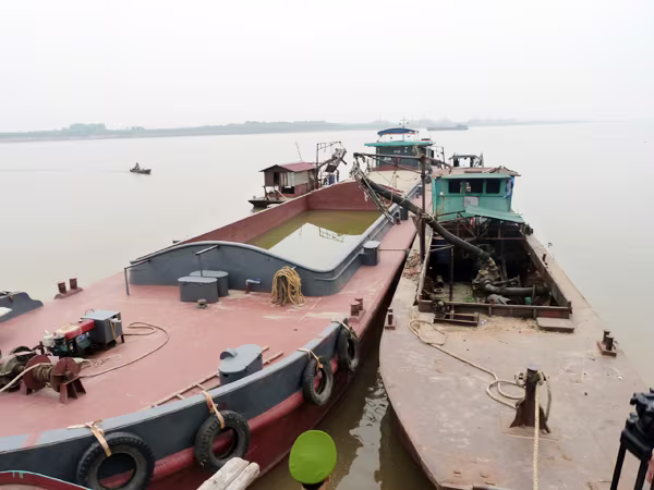 Hàng trăm cảnh sát vây bắt nhóm "cát tặc" hoành hành trên sông Hồng ảnh 1