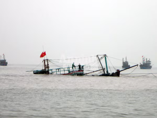 Tàu cá đắm do đâm phải đá ngầm, 10 ngư dân may mắn được cứu sống ảnh 1 Tàu cá đắm do đâm phải đá ngầm, 10 ngư dân may mắn được cứu sống ảnh 1