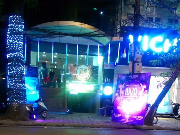 Quán bar trá hình làm khổ người dân ảnh 1