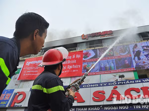 Hỏa hoạn thiêu rụi tầng 3 nhà hàng bán đồ ăn nhanh, tổ chức sự kiện ảnh 1 Hỏa hoạn thiêu rụi tầng 3 nhà hàng bán đồ ăn nhanh, tổ chức sự kiện ảnh 1